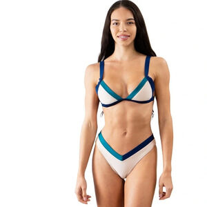 HEAT
Swimwear
Luxe Triangle Top Gin-Gin Sz : M